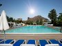 Der Pool mit Blick auf die umliegende Landschaft